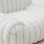 canape-pour-chien-blanc-moelleux-closeup