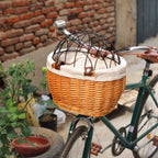 panier-de-velo-pour-chien-en-rotin-caramel-photo