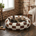 panier-donut-pour-chien-a-carreaux-marron-situation