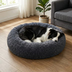 panier-pour-chien-rond-moelleux-en-fourrure-gris-fonce-situation-2