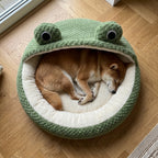 panier-pour-chien-semi-ferme-rond-grenouille-en-velours-situation