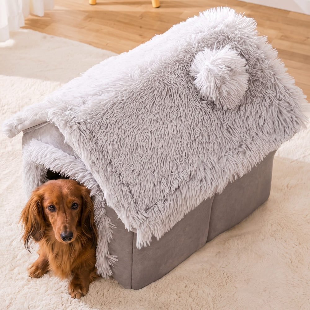 panier-pour-petit-chien-couvert-maison-en-fourrure-dessus-situation