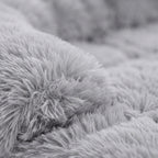 protection-de-canape-pour-chien-en-fourrure-avec-rebord-gris-closeup