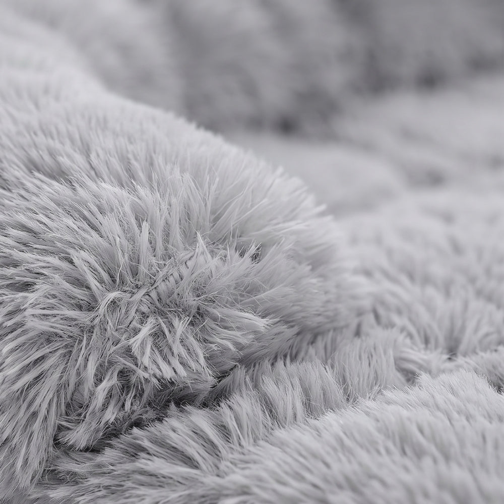 protection-de-canape-pour-chien-en-fourrure-avec-rebord-gris-closeup