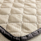 protection-de-voiture-pour-chien-impermeable-avec-rebords-closeup
