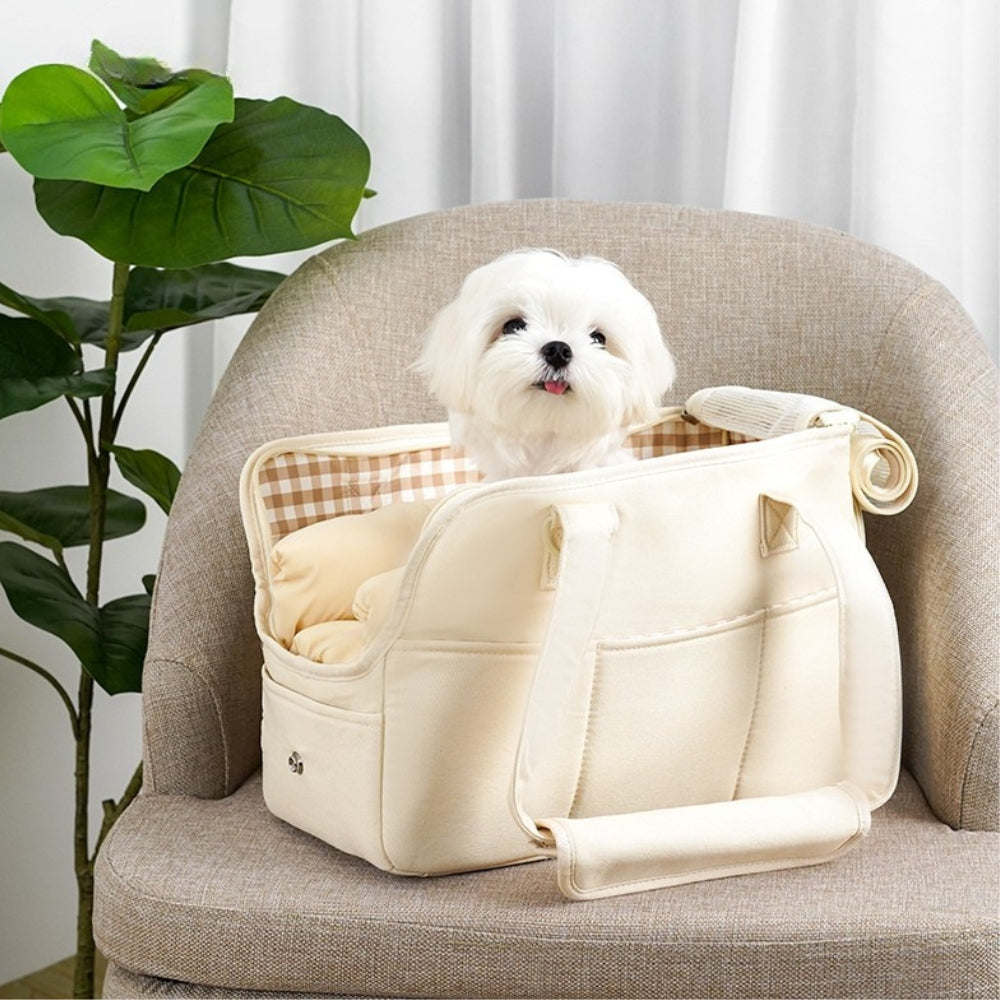 sac-a-main-de-transport-pour-chien-beige-salon