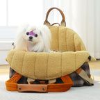 sac-a-main-de-transport-pour-petit-chien-a-carreaux-et-fourrure-situation