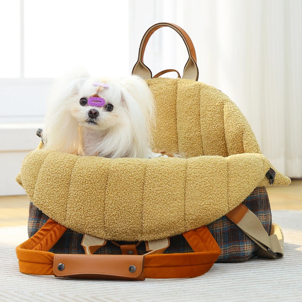 sac-a-main-de-transport-pour-petit-chien-a-carreaux-et-fourrure-situation