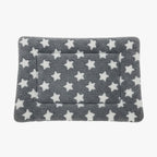 tapis-pour-chien-doux-gris-avec-etoiles-dessus